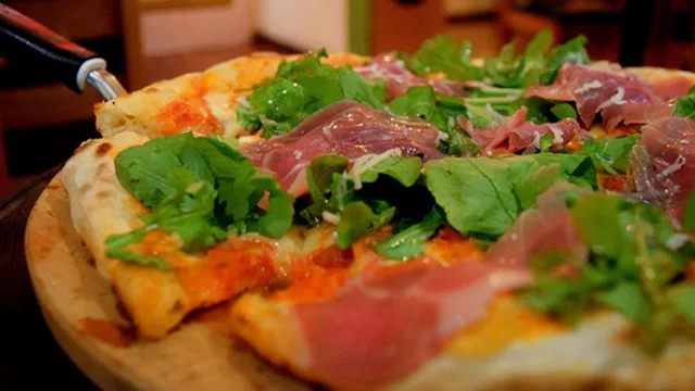 Probá la deliciosa pizza de rúcula y jamón serrano.