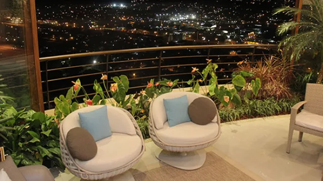 Solemne vista desde una de las terrazas privadas.