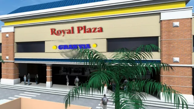El moderno centro comercial Royal Plaza abre sus puertas al público