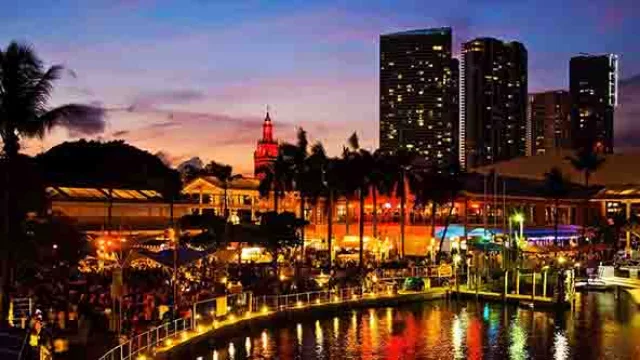 Así se ve Bayside de noche.