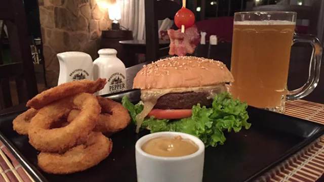 Deliciosas comidas y cervezas artesanales.