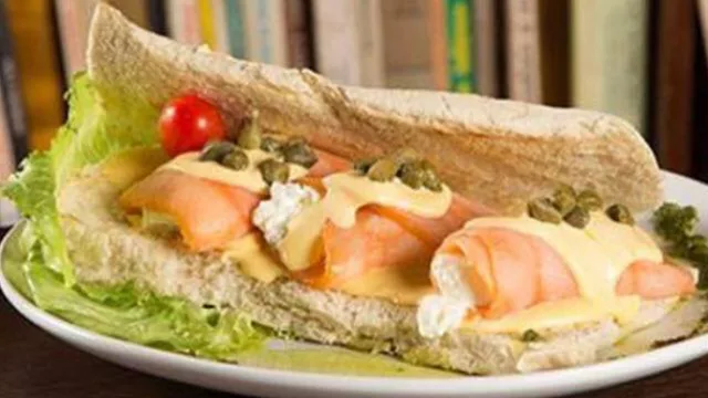 William Shakespeare; salmón ahumado con queso crema y alcaparras en pan ciabatta. Con un café puede ser merienda; con un trago, cena.