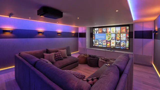 No hace falta tener sillas individuales, un buen sofá puede ser muy útil.