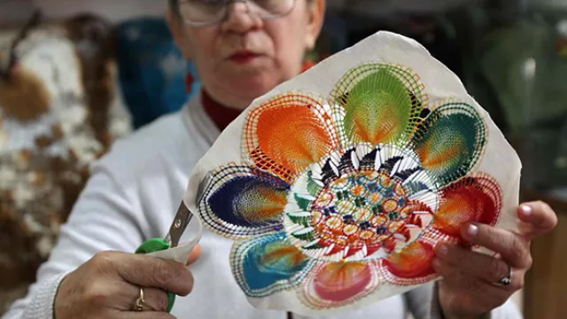 La elaboración de ñandutí en Pirayú.