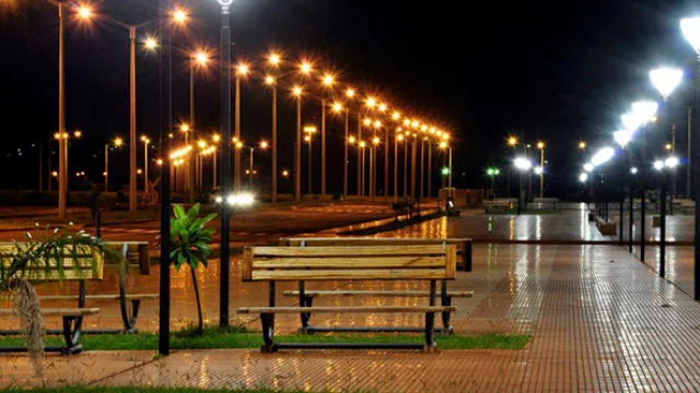 La costanera de Encarnación por la noche.