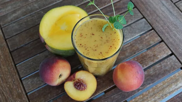 Es conveniente reforzar el sistema inmunitario tomando grandes cantidades de alimentos ricos antioxidantes.