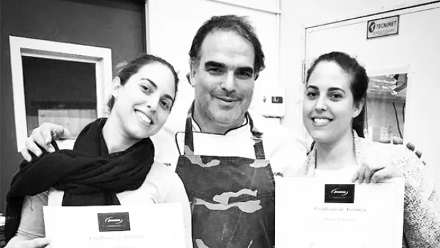  Las mellizas propietarias de Twins Bakery en una de sus capacitaciones.