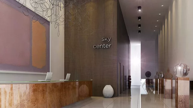 La entrada al edificio por medio de un moderno lobby.