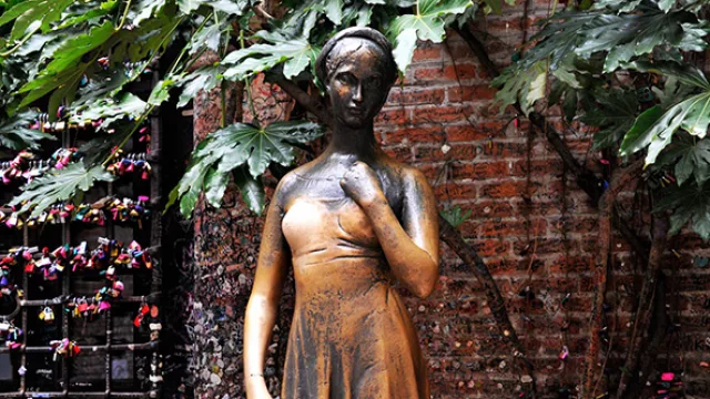 Nadie que contempla la estatua dedicada a la enamorada de Romeo se resiste a poner la mano en su seno derecho, dicen que tocarlo da suerte.