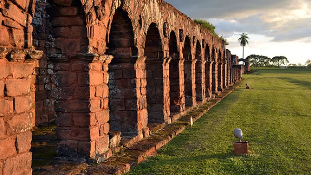 Grandes espacios verdes y edificaciones históricas en un solo lugar.