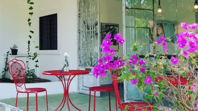 Es un local tierno y delicado ubicado en Basualdo 266 esquina Meza (a pasitos de Julio Correa y Molas López).
