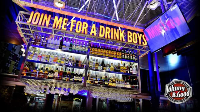 La barra es imponente y cuenta con una selecta variedad de cocktails.