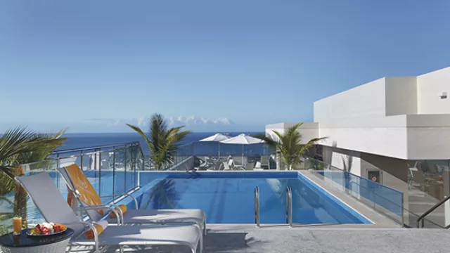 Magnífica piscina en su terraza panorámica del Windsor Atlântica.
 