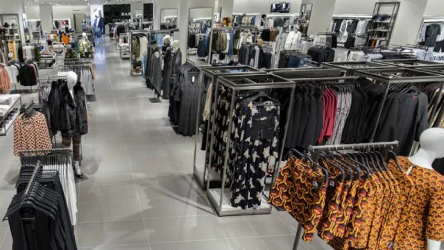 Zara, la española abre su primera tienda en el país. (Más de 3.000 m2 destinados a la moda)