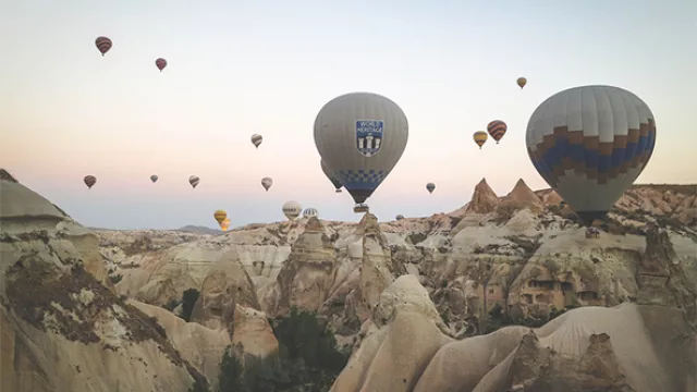Los globos aerostáticos pasan muy cerquita de las formaciones rocosas.