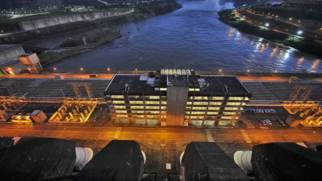 La impresionante y única, Represa Hidroeléctrica de Itaipú.