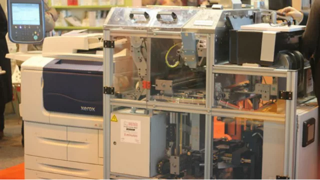 En librería de París el cliente imprime su libro