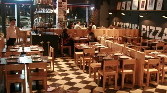 “Almacén de Pizzas” desembarca en el país con la apertura de dos locales casi en simultáneo