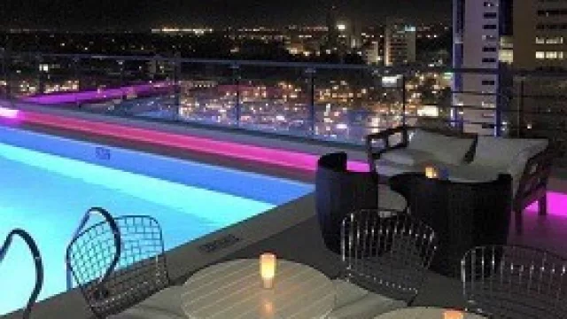 Rooftop Aloft Asunción un espacio moderno y fresco