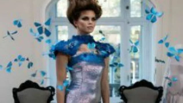 Un vestido inteligente del que vuelan mariposas