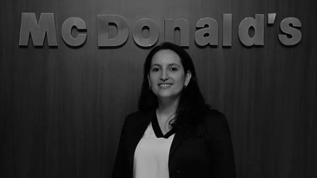 Mónica Knapps (Gerente de RR.HH.)