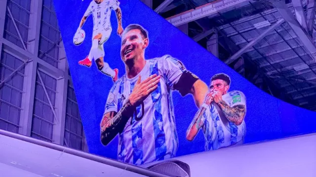 Las marcas van calentando el camino a Qatar: Aerolíneas Argentinas con YPF presentaron el avión de la selección (se sumaron Adidas y Scheneider)