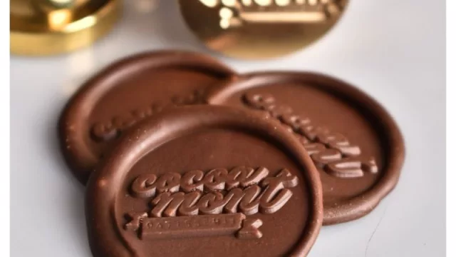 Vuelve el pasado: Sellos Paraguay ofrece rúbricas de metal para dar una buena impresión