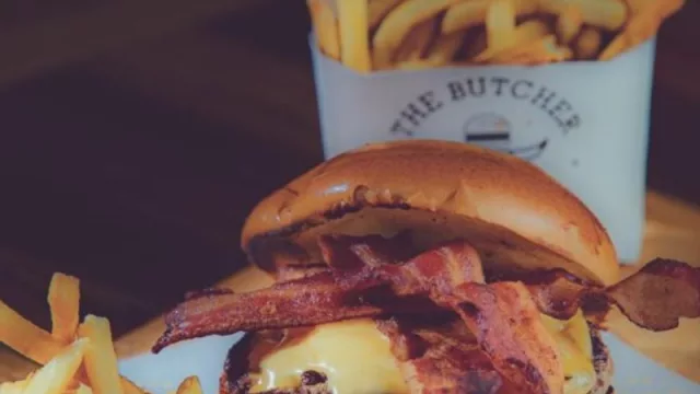 Hamburguesas memorables y chops bien fríos: la especialidad de The Butcher Burger & Beer