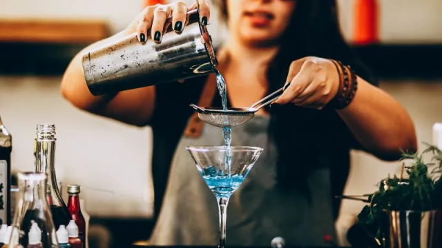 ¿Qué estoy tomando? Consumidores exigen saber y aumenta demanda de cursos para bartenders, baristas y mozos