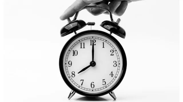 En la última semana de marzo se debería atrasar la hora, pero hay quienes opinan que se debe mantener el horario de verano. ¿Qué opinás?