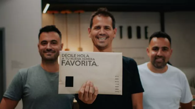 Así se hubiera vestido Steve Jobs si nacía en Córdoba: Custore, una marca de básicos (ofrece franquicias y buscan expandirse internacionalmente)