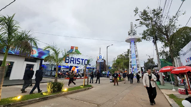 A medida que cae la tarde, incrementa el número de personas, sobre todo los fines de semana.