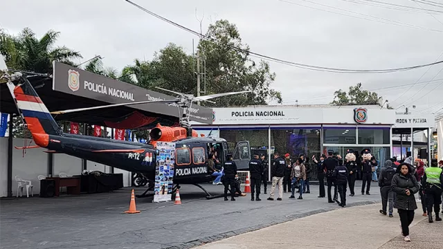 No es un asalto, es el stand de la Policía Nacional que atrae a los curiosos que pueden acercarse a ver de cerca un helicóptero.