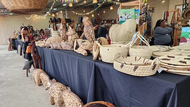 Trabajos en cestería y madera.