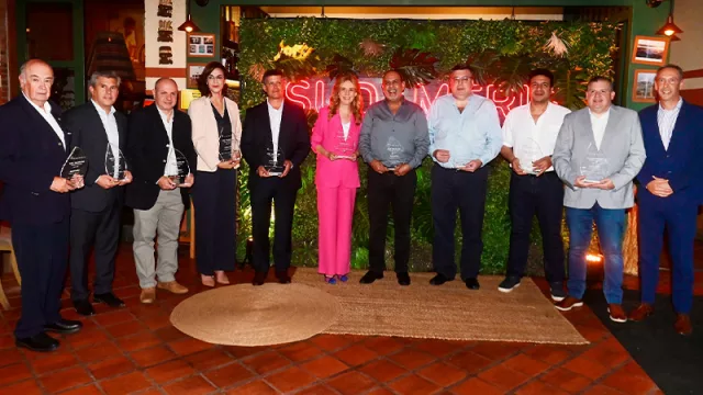 Entrega de reconocimientos: Luis María Zubizarreta, Hernando Lesme, Stella Guillén, Cinthia Fatecha, Blas Zapag y Javier Gómez junto a los directivos Jerónimo Nasser y Carlos Can.