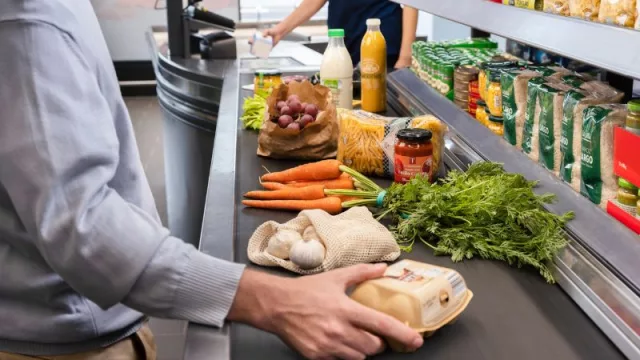 El 61% de los españoles cambia sus hábitos de alimentación en verano (aumentando la ingesta de líquidos y la ingesta de frutas y verduras un 70%)