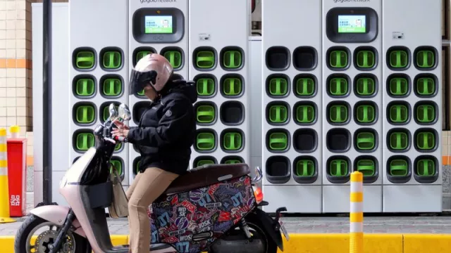 Motos eléctricas para delivery con baterías intercambiables (un piloto uruguayo que podría llegar a toda Latinoamérica)