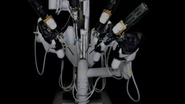 ¡Salven al Rey! ‘Da Vinci’, el robot que puede operar el cáncer de próstata de Carlos III: hay 3 en Argentina (¿y en Córdoba?)