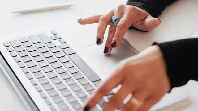 Menor representación femenina en roles de liderazgo (solo el 30.3% de las solicitudes son de mujeres, según Advice)