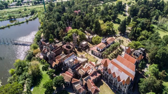 Un lugar loco, loco que queda aquí, en Argentina: Campanópolis, la única aldea de estilo ecléctico en Sudamérica