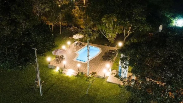 En Ypacaraí, Granja Santa Rita posee cabañas y piscinas rodeadas de sombras y pastizales