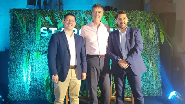 Luis Ángel Acosta, gerente de negocios de Starcenter, Marcelo Scavuzzo, director de Starcenter, y Diego Zaragoza, gerente comercial de Honor Paraguay.