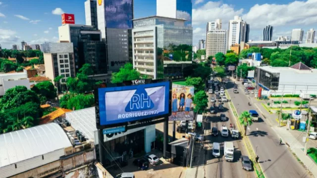 RH lanza pantalla LED curva de última generación para publicidad exterior en Asunción