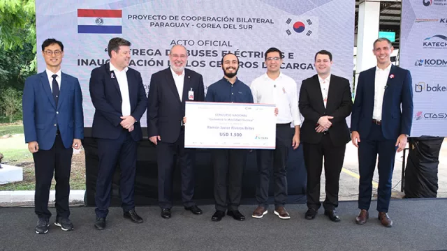 Arte en movimiento: Ramón Riveros y la historia detrás de sus ilustraciones que llenó de color los buses eléctricos