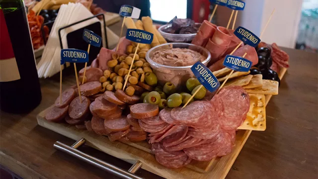 Carnes maduradas, vinos mendocinos y cocina en vivo: así fue la noche de la Comunidad Corporativa Gourmet