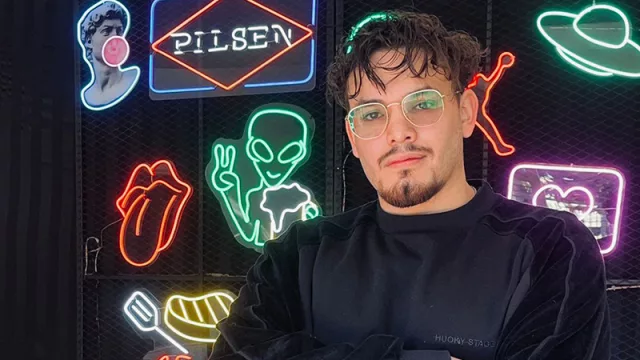 La pasión iluminó su negocio: Neo Cuadros, el emprendimiento que convierte ideas en carteles personalizados