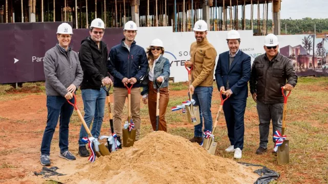 Palada inicial de Wave Houses en Altos: residencias de lujo, con tecnología y naturaleza frente a la laguna cristalina