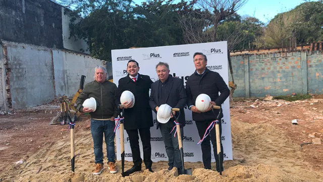 Palada inicial de The Plus: el segundo edificio corporativo sobre Aviadores del Chaco de Paraguay Development
