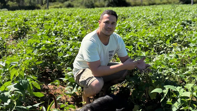 Del aula al campo: el joven que convirtió una tierra vacía en una marca de porotos con sello propio desde Yaguarón