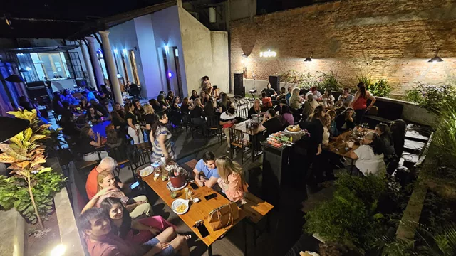 El Encuentro, el bar oculto en una casona del centro que invita a compartir entre brasas y murales